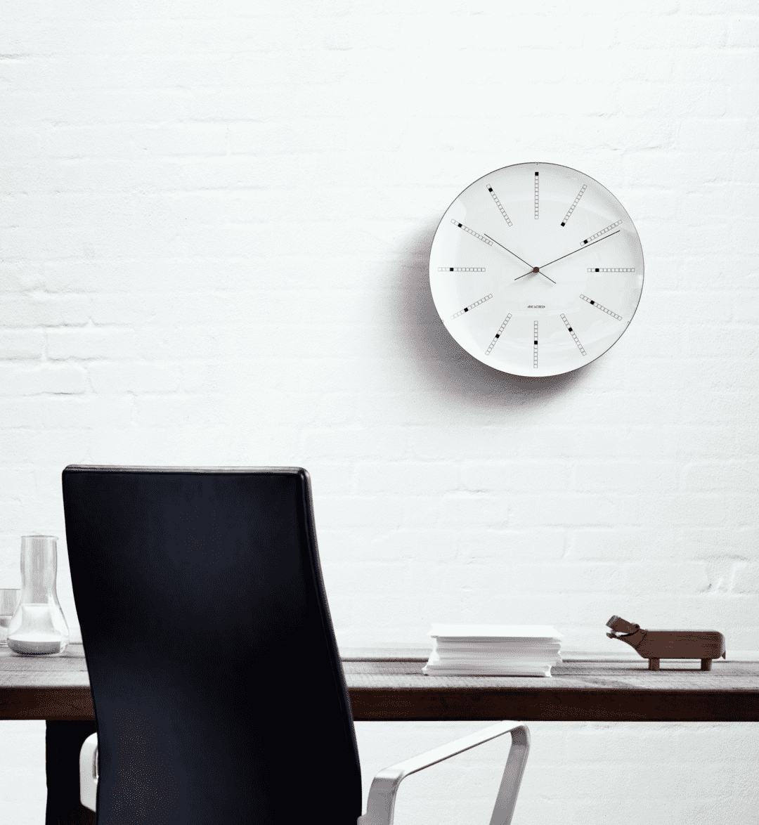 Arne Jacobsen Bankers Vægur Ø21 cm hvid/sort/rød